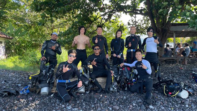 Diving group portrait on Tulamben